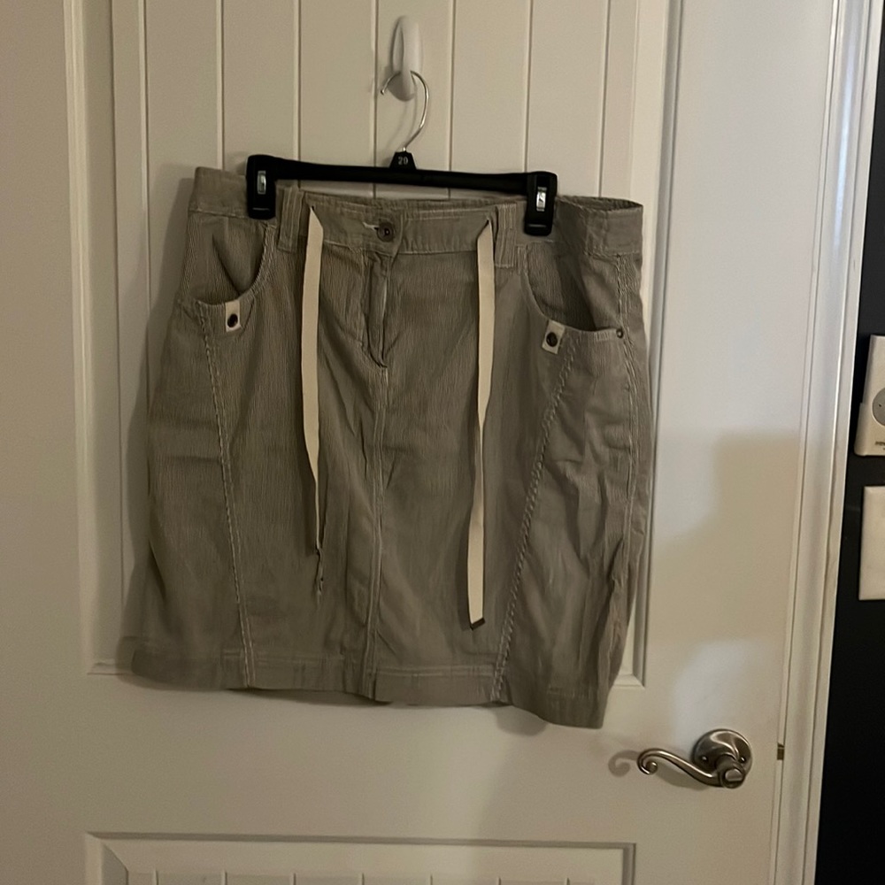 Style & Co skirt sz14- great for summer